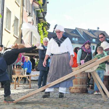 «Der Markt ist der Renner» - Wäsche waschen war früher richtige Kraftarbeit. Bilder: Sabrina Salm