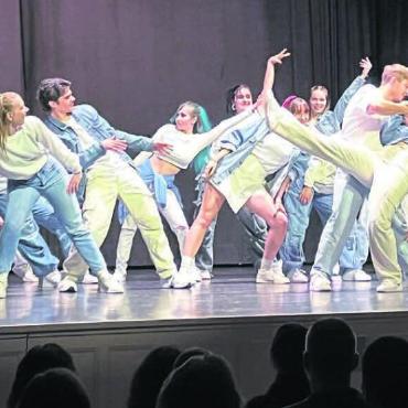 Begeisterungsvolle Tanz-Show - Let’s dance: Sämtliche Tänzerinnen und Tänzer wussten das Publikum zu begeistern. Bilder: Walter Minder