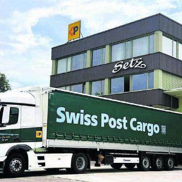 Ganz viel in Bewegung - Die Post hat der Güterlogistik einen neuen Markenauftritt verpasst – mit einem neuen Namen und einer neuen Farbe. Geblieben ist das Setz-Logo an der Fassade. Bilder: Chregi Hansen