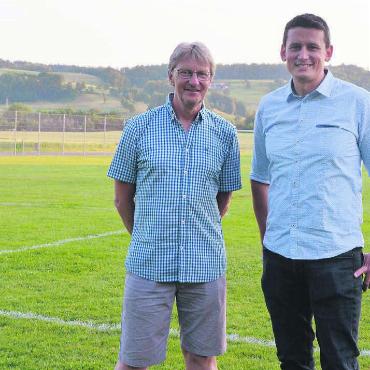 Ein Dorf, zwei Grossprojekte - Michael Zehn, Fussballschule, und Gemeinderat Pascal Vontobel anlässlich einer Informationsveranstaltung im Sommer. Nun soll der Bau des Kunstrasenfeldes bald beginnen. Bilder: Archiv