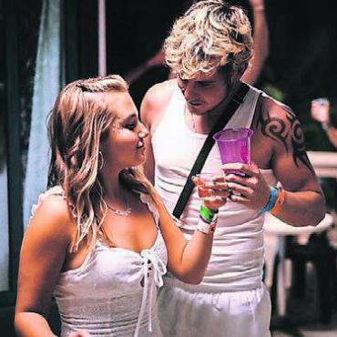 Fallende Hüllen und rasende Autos - Die junge Tara macht sich im Film «How to have Sex» grosse Hoffnungen bei ihrem High-School-Abschiedsparty-Trip. Bild: zg