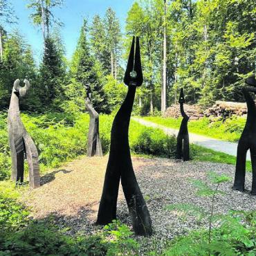 Eulen, Sagen und Freiämterli - Der Tanzplatz von Zufikon – eine der Skulpturen des Sagenwegs. Bild: zg