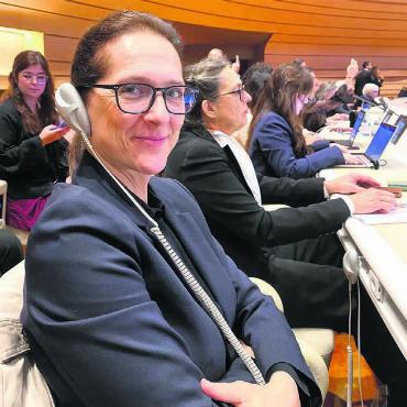 Ein Abenteuer für die Frauenrechte - Bei der UNO in Genf: Laura Pascolin mit Kopfhörer für die Simultanübersetzung in allen verfügbaren Sprachen