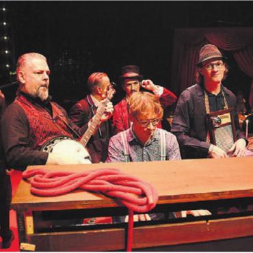 Lachen, auch wenn es wehtut - Die Band mit Danny Hertach, Lukas Stäger und Stephan Felber (von links) spielt vor der eigentlichen Show bereits mitten im Publikum.