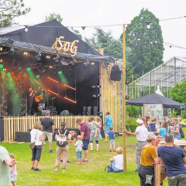 Reichlich Gänsehautmomente - Das Open Air im Schaugarten der Firma Rosen Huber hat eine besondere Atmosphäre.