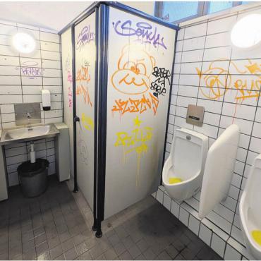 Teil-Kapitulation vor WC-Vandalen - Die Toilette auf dem Obertor-Platz wird immer wieder Opfer von Vandalismus aller Art. Bilder: Marco Huwyler