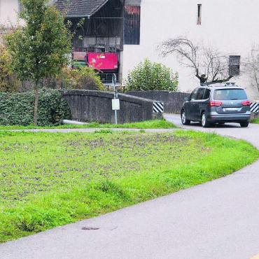 Fünf Kredite traktandiert - Noch können die Autofahrer den Weg über die Tieffurtbrücke nehmen, um das Zentrum zu umfahren. Ob es hier auch in Zukunft eine Brücke über die Bünz gibt und wenn ja welche, das wird an der «Gmeind» entschieden. Bild: Chregi Hansen
