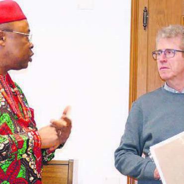Reise von Wohlen nach Nigeria - Eindrückliche Informationen: Priester Ignatius Okoli (links) und Diakon Hanspeter Stierli. Bild: tre