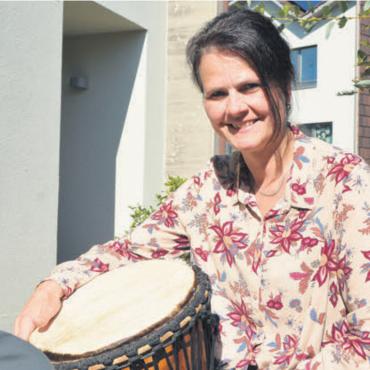 Ein Projekt nach dem andern - Brigitte Keusch zu Hause in Muri – mit einem musikalischen Erinnerungsstück aus Afrika.