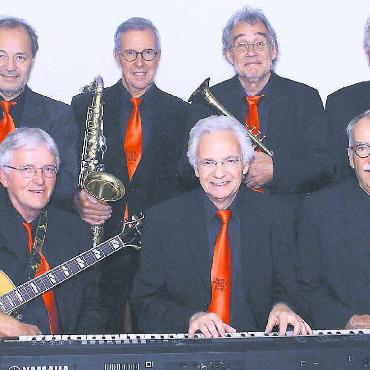 Band mit Humor und Lebenslust - Die Herb Miller Jazz Band: stehend (v.l.): Rolf Treichler, (Trombone), Ruedi von Arx (Clarinet, Tenor- und Sopransax, Flute), Markus Hächler (Trumpet, Vocal), Rolf Eichen berger (Bass). – Sitzend (v.l.): Heinz Gysin (Guitar, Banjo), Herb Müller (Piano, Vocal), Daniel Hofmann (Drums). Bild: pd