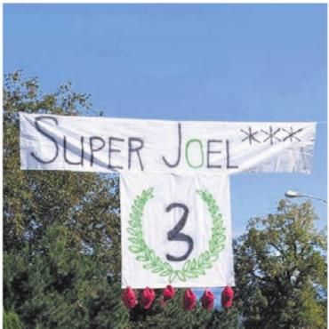 Auf Tuchfühlung mit ihrem Helden - Quer über die Strasse hing das Banner.