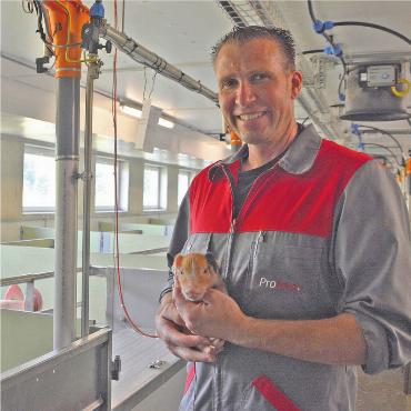 Auch seiner Offenheit wegen - Peter Anderhub mit einem der jüngsten Bewohner seines Schweinestalls. Dass es den Tieren bei ihm möglichst wohl ist, ist ihm besonders wichtig. Bild: Annemarie Keusch