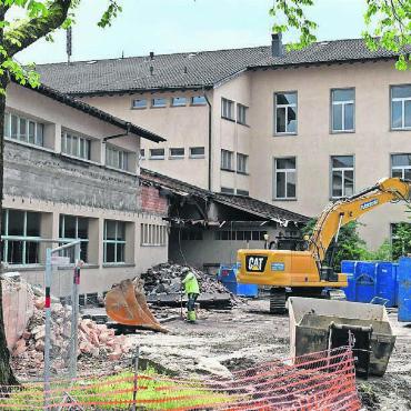 Ungeliebte Spitzenwerte - Die Gemeinde Wohlen ist auf dem Weg zu Rekordwerten: Die Schulden steigen auf 156 Millionen Franken, der Steuerfuss geht rauf. Vor allem beim Schulraum stehen erneut hohe Investitionen an. Im Bild: Der Abbruch der alten Bez-Turnhalle hat begonnen, hier entsteht dann ein Neubau. Bild: Daniel Marti
