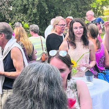 Schulbetrieb wie eine Sinfonie - Abschluss des Schuljahres: Stimmungsvoll genoss die Wohler Schulfamilie den sommerlichen Apéro im Restaurant Hans & Heidi. Bild: Britta Müller