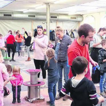 Schicht um Schicht - Das Kerzenziehen ist bei Jung und Alt beliebt und hat seit Generationen Tradition in der Vorweihnachtszeit. Bild: mo