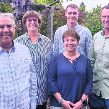 Neuausrichtung und Stabilität - Die Familie Huber mit den Nachfolgern. Aus der Emil Huber AG wird die neue Firma Huber Gärten AG (v. l.): Christian Huber, Christa Huber, Brigitte Huber, Jachin Leu und Thomas Zahmel.
Bilder: lan
