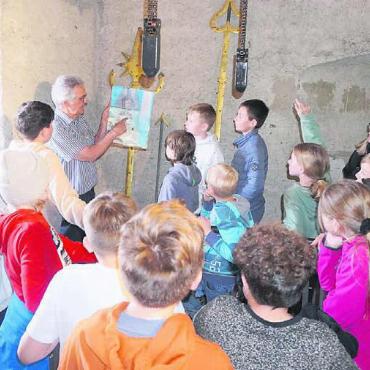Zehnjährige tauchen in die Geschichte Bremgartens ein - Hoch oben im Spittelturm erklärt Reto Jäger die Qualitäten des uralten Uhrwerks und der Turmuhr von 1558. Bild: rts