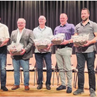 Freiämter Schwingerwelt feiert - Sie haben in den letzten 47 Jahren den SK Freiamt geleitet. Alle sieben Präsidenten von links: Walter Roher, Paul Vollenweider, Josef Broch, Paul Küng, Rolf Schmid, Andreas Ender und Marco Küng.