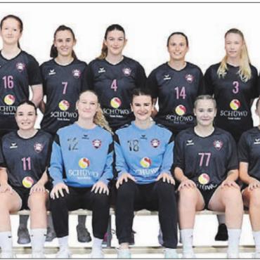 Den nächsten Schritt wagen - Die SG Freiamt will den Aufstieg. Hinten, von links: Matthias Baumgartner (Trainer), Ann-Sophie Funk, Klaudia Ukaj, Livia Bohren, Michelle Bischoff, Francesca Bottini, Céline Bischoff, Vivienne Pfister, Nöemi Müller, Claudia Probst (Torhütertrainerin), Jochen Külling (Trainer). Vorne: Melina Strebel, Nora Hecht, Marisa Stöckli, Kim Rutschmann, Svenja Steimen, Lena Lind, Marilen Küng, Sarah Eiben. Bild: zg