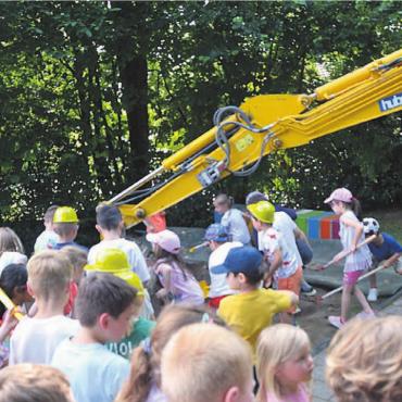 Kindergärtler griffen zur Schaufel - Es wurde fleissig geschaufelt von den Kindergärtlern, damit sie in einem Jahr in den neuen Kindergarten einziehen können.