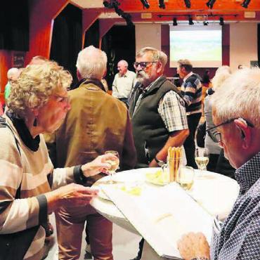 Fantasie, Geschichte, Geschichten - Die Besucher geniessen den Apéro und stecken die Nase schon ins neu ergatterte Buch. Das Interesse an der Vernissage war gross. Bilder: gum