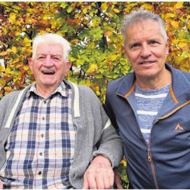 Von Turnveteranen geehrt - Alois Koller (l.) erhielt zu seinem 100. Geburtstag Besuch von Sepp Koch. Bild: zg