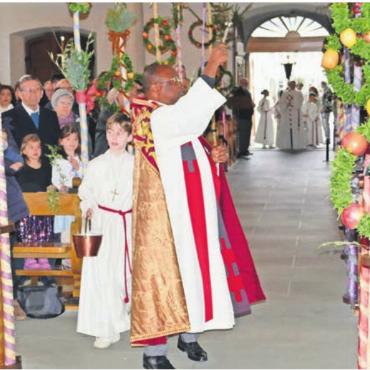 Altes Brauchtum wiederbelebt - 24 geschmückte Palmen haben der katholischen Kirche eine besondere Ambiance verliehen.