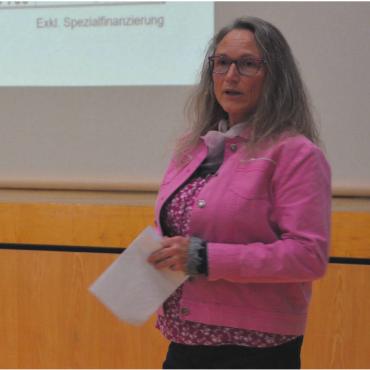 Stummes Zähneknirschen - Vizeammann Barbara Weber erläuterte das Budget und überzeugte eine Mehrheit der Stimmberechtigten davon, den Steuerfuss auf 82 Prozent anzuheben. Bild: Annemarie Keusch