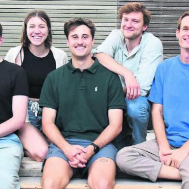 Grosser und wichtiger Moment - Bereit und voller Vorfreude (v. l.): Fabian Kleiner (Barteam), Gabriel Roos (Barteam), Céline Haller (Barteam), Dean Eicher (Barteam), Jonas Arnet (Programmgruppe), Mathieu Friz (Programmgruppe), Jasmin Huber (Programmgruppe). Es fehlen (alle aus der Programmgruppe): Thomas Meier, Johannes Küng, Jasmin Künzle. Bild: Daniel Marti