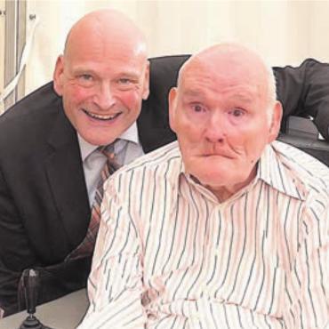 Ein jung gebliebenes Zuhause - Roger Cébe (l.) mit Gottfried Strebel, der seit Tag eins, also seit 40 Jahren, im Alterszentrum Bärenmatt wohnt.