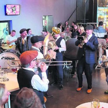 Ganz viel Gemütlichkeit - Das Wirtshaus wird zur Festhütte. Die Lokalmatadoren von «Peaky Bräss» sorgten für reichlich Stimmung in der Bude. Bilder: Chregi Hansen