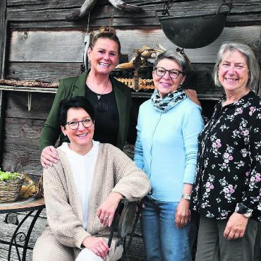 Weil Gemeinschaft wichtig ist - Sie bereiten die lange Nacht der Kirche in Bettwil vor. Von links Karin Meier, Katechetin, sitzend Cecile Koch, Kirchenpflege-Präsidentin, Susanne Geissbühler und Rita Schmidli, beide Mitglieder der Kirchenpflege. Auf dem Bild fehlen: Marco Hodel, Stefan Wyss, ebenfalls Kirchenpflege, sowie Eveline Gauch, Sakristanin, und Nora Müller, Ministranten-Betreuung.
Bilder: Verena Anna Wigger/zg