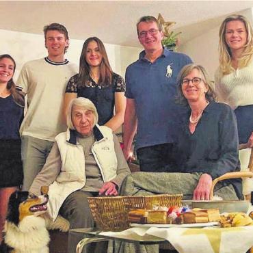 Durchs Leben gerudert - Die Ruder-Familie Roth. Von links, stehend: Celia Dupré (Tims Freundin, ebenfalls an Olympia dabei), Tim, Tessa, Tomas, Olivia. Vorne: Grossmutter Leni und Mutter Ingrid.