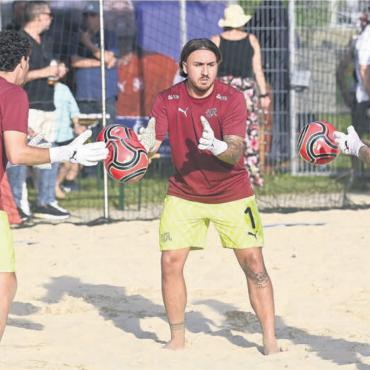 Strand statt Schmuddelwetter - Silvano Kessler (Mitte) steckt gerade im Sand von Sardinien und fehlt aktuell dem FC Muri. Bild: awa