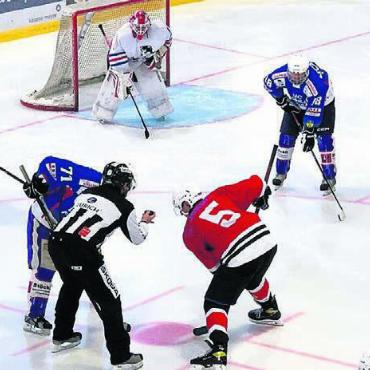 Aussen warm und innen kalt - Der erste Match zu Hause: HC Wohlen Freiamt auf dem Eis. Bild: zg