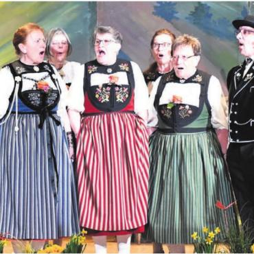 Mit viel Herzblut für den Jodel - Der Jodlerklub Dottikon präsentiert ein abwechslungsreiches Programm mit einem Solojodel von Präsidentin Dorli Stierlin (Mitte). Bilder: Monica Rast