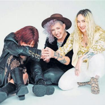 Alte Zeiten aufleben lassen - Das Trio «Velvet Two Stripes» präsentiert mit seinem rohen Gitarrenrock extreme Frauenpower am ersten Abend.