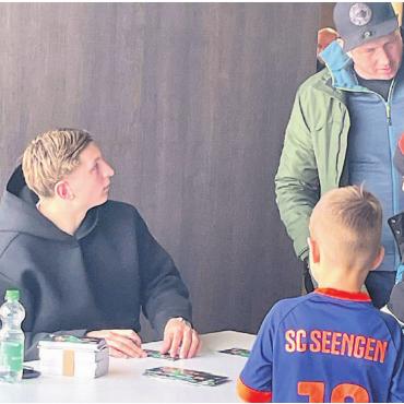 1000 Mal jubeln - Alessandro Vogt (links) war früher selbst Spieler des FC Wohlen. Jetzt stürmt er in der Super League beim FC St. Gallen. Seine Autogramme waren sehr begehrt.