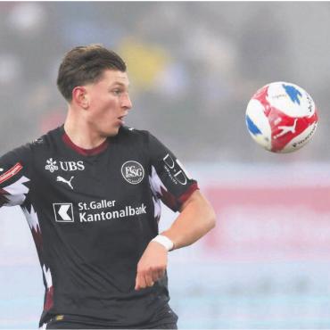 Er überrascht alle - Sein gigantischer Aufstieg in der Fussballwelt geht weiter: Alessandro Vogt (links, hier gegen Thuns Matoshi). Bild: Freshfocus