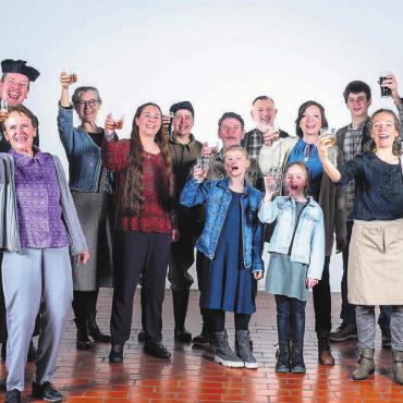 Das Jubiläum richtig feiern - «Uf de Ned Devine!», aber auch auf die Theatergruppe Bünzen. Das Ensemble freut sich auf die Theateraufführungen – und auch auf die Irish Night. Bild: zg