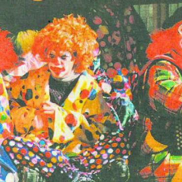 Bunte Lawine donnert durchs Klosterdorf - Auch Vit Andermatt und seine Clowntruppe aus Merenschwand begeisterten die Zuschauer am Umzug in Muri. Bild: Archiv