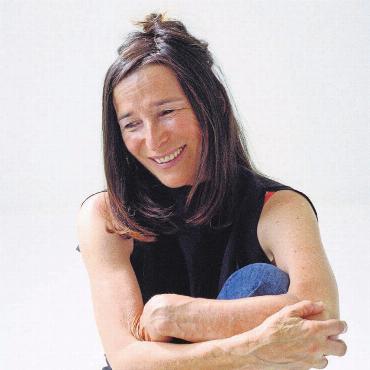 Den schwierigen Weg gewählt - Lilo Baur hat ihre Karriere als Schauspielerin und Regisseurin überwiegend in London und Paris gemacht. Heute arbeitet sie vor allem als Theaterund Opernregisseurin in Paris. Ausgehend von der körperlichen Ausdruckskraft und immer in Zusammenarbeit mit dem ganzen Ensemble entwickelt Lilo Baur mit Feinsinn, Sinnlichkeit und einer Prise Humor Bühnenwelten, die das breite Spektrum der menschlichen Seele erforschen. Bild: BAK / Charlotte Krieger