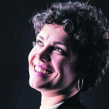 «Etwas Einzigartiges bieten» - Julia Frischknecht präsentiert ihr neues Programm «Fluss» in der Kanti. Die klassische Sängerin gibt dabei auch Kostproben als Jodlerin. Bild: pd