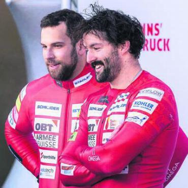 An Sport ist kaum zu denken - Sandro Michel (links) und Michael Vogt (Pilot und Freund von Hasler) erlitten beim Unfall schwere Verletzungen. Michael Vogt war gar in Lebensgefahr. Das Bild stammt von einem Weltcuprennen im Dezember 2023. Bild: Freshfocus