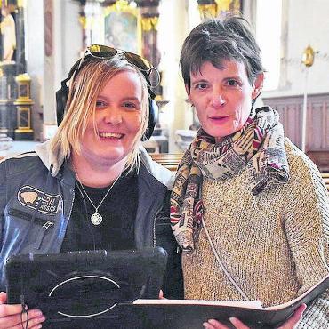 «Jetzt kommt es gut» - Regisseurin Caroline Wloka (links) und Autorin und Schauspielerin Thamar Rieser drehten in der Stadtkirche. Bilder: Erika Obrist