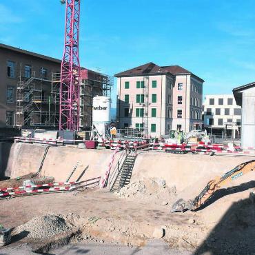 Nicht in Teufelskreis geraten - Für die Bildungsinfrastruktur gibt die Gemeinde Wohlen aktuell am meisten aus. Das Bild zeigt das Bezirksschulhaus (links), das zurzeit saniert und erneuert wird, sowie die renovierte und erneuerte Primarschule Halde (Mitte). Bild: Daniel Marti