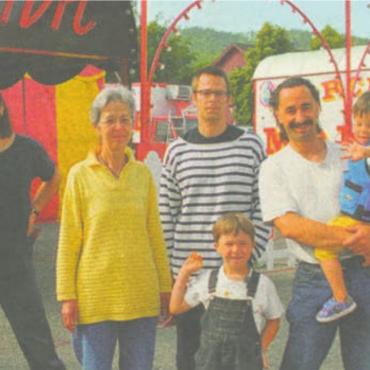Weiter gehts, auch ohne «Leitfigur» - Sie gehen den Weg des Monti-Gründers weiter, von links: Nick, Hildegard, Andi, vor ihm Tobias, Johannes und Mario Muntwyler. Bild: Archiv