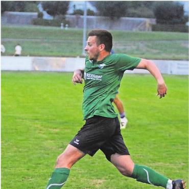 Zunder auf der Zinsmatten - Luca Nauer (FC Bünz-Maiengrün) hat einiges aufzuholen. Bilder: Josip Lasic / Archiv