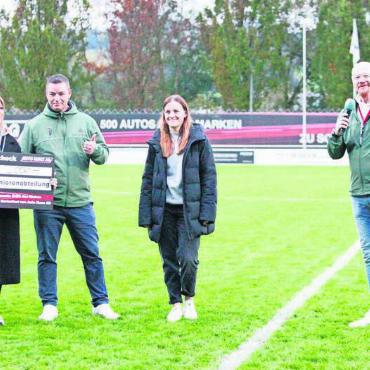 Geschenk für die Junioren - Carla Vicedomini (links) von der Auto Kunz AG übergibt dem FC Wohlen die Spende. Marcel Amrein (2. von links), Selina Weidenmann und Jürgen Frömberg nehmen im Namen des Vereins den Scheck für die Juniorenabteilung entgegen. Bild: jl