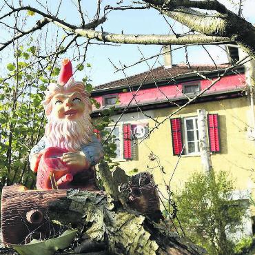 «Wir wollen bleiben» - Der Gartenzwerg im Garten des Kuzeb. Was in Zukunft hier stehen wird, bleibt offen. Bild: awa/Archiv
